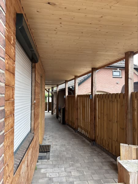 Plaatsen houten schutting door Justin Lammers Timmerwerken