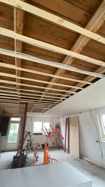 Het creëren van een nieuw, vlakker plafond en het plaatsen van gipsplate